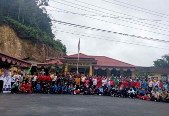 Sinergitas TNI-POLRI olahraga bersama meriahkan HUT Bhayangkara Ke-76 di Polsek Sekayam 