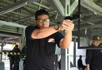 Danrem 023/KS saat unjuk kebolehan menembak jenis pistol