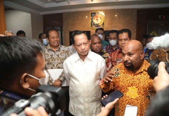 Gubernur Papua saat memberikan keterangan pers usai bertemu dengan Mendagri di Jakarta 