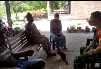 Serma Basori komsos dengan warga binaannya di desa Bangunrejo Lor