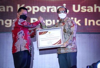 SeskemenkopUKM menerima penghargaan katagori terbaik Kompetensi P4