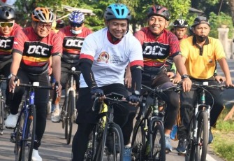 Danrem 081/DSJ berpacu dalam gowes Hari Bhayangkara Ke-76 di Kota Madiun