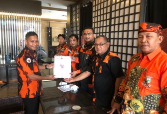 Neko Wesha Pawelloy saat Kembalikan Formulir Bacalon Ketua MPW PP Kepri