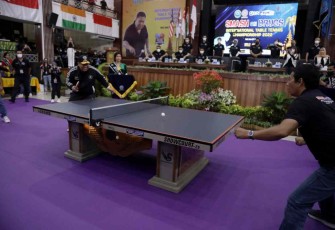 Ketua BNN RI memakai topi saat unjuk kebolehan dalam Turnamen internasional tenis meja BNN RI di Universitas Udayana Denpasar Bali 