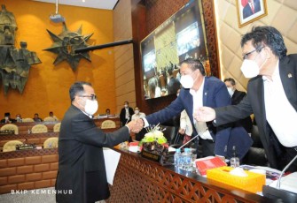 Menhub Budi Karya Sumadi bersama ketua Komisi V DPR RI Lasarus dalam evaluasi penyelenggaraan mudik lebaran