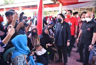 Puan Maharani menyapa warga usai meresmikan poliklinik terpadu RSUD Pangkalpinang 