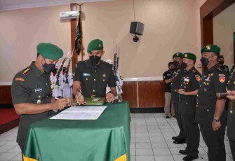 Penandatanganan naskah  sertijab Dandim jajaran Korem 073/Mkt