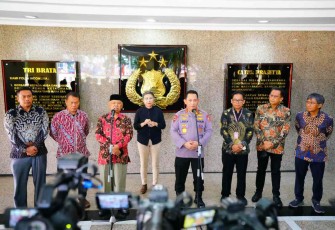Kapolri saat memberikan keterangan bersama Dewan Pers di Jakarta 