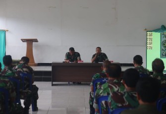 Kaprim Kodim 1001/HSU-BLG saat memimpin Rapat Internal Koperasi Primkop Kartika Amuntai
