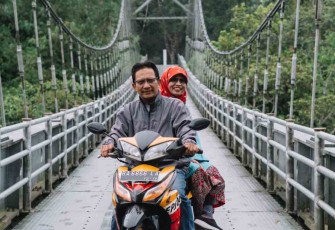 Senyum sumringah warga dibangunnya jembatan gantung mempermudah koneksitas antar desa 