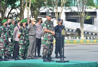 Danrem 091/ASN saat memberikan arahan personel pam VVIP 