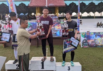 Mayor Inf Eko Santoso saat memberikan trophy juara liga santri PSSI piala Kasad