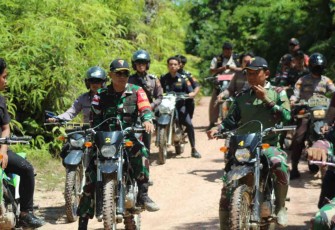Dansatgas Yonarmed 19/105 Trk Bogani saat pimpin patroli gabungan di perbatasan 