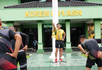 Olahraga bersama personel Korem 091/ASN