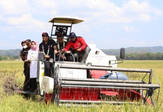 Mentan RI saat acara tanam padi IP400 di desa Tegal Sari Kabupaten Sukoharjo 