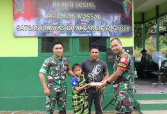 Dansatgas saat memberikan santunan usai khitanan massal