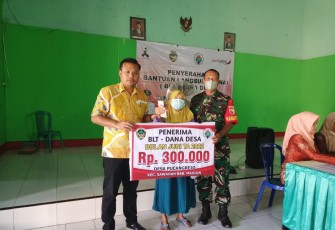 Serma Budi dampingi warga binaannya mendapatkan BLT DD