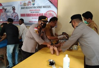 Polsek Daik Lingga saat Gelar Khitanan Massal