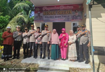 Kapolres Atim saat Bantu Rumah Dhuafa Untuk Mantan Juara MTQ Nasional