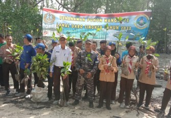 Lanal Dabo Singkep saat Tanam Ribuan Bibit Mangrove di Singkep Pesisir
