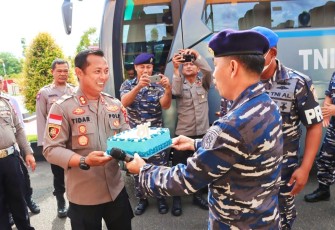 Kapolres Bintan terima Kue Ulang tahun dari kafasarkan mentigi.