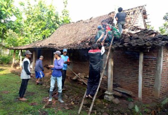 Bantu perbaiki rumah warga binaannya