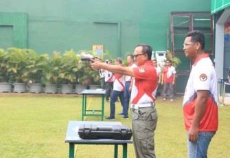Pangkoopsud I saat unjuk kebolehan dalam lomba menembak Jaksa Agung Cup 2022 