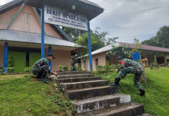 Karya bakti satgas perbatasan bersihkan gereja