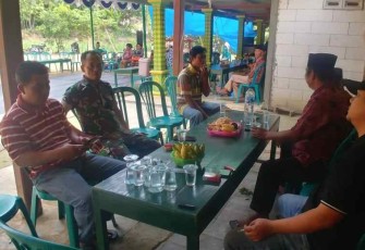 Komsos dengan warga binaan saat bersih deso