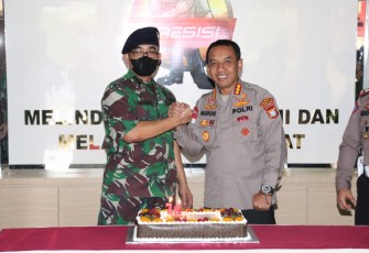 Bakamla Kota Batam saat Beri Kejutan Kue Ulang Tahun ke Polresta Barelang di Hari Bhayangkara ke-76