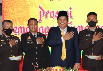 Plt Bupati Bintan Roby Kurniawan bersama Ketua DPRD Bintan serta unsur FKPD Bintan lainnya saat menghadiri Upacara Peringatan HUT Bhayangkara ke 76, Selasa (05/07) di Halaman Mapolres Bintan.
