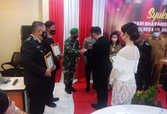 Personil Kodim 1310/Bitung saat menerima penghargaan pada peringatan HUT Bhayangkara Ke-76