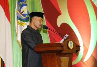 Sekdaprov Adi saat Sampaikan Jawaban Pemerintah Atas Pandangan Umum Fraksi Terhadap LPP APBD Kepri Tahun 2021