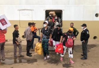 Personil Polsek Kawasan Pelabuhan Batam saat Berikan Pengamanan