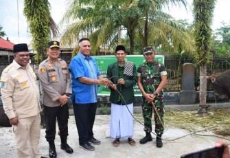 Pangdam Kasuari saat penyerahan hewan kurban