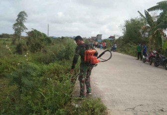 Gotong royong bersama warga bersihkan lingkungan