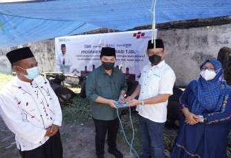 Menteri BUMN saat menyerahkan hewan kurban di masjid Tholabah Surabaya 