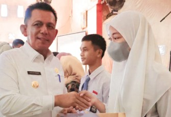Gubernur Prov Kepri H. Ansar Ahmad SE.MM saat Berikan Bantuan RT dan RW di Palmatak dan Tarempa