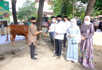 Penyerahan hewan kurban kurban dari Kapolda Sulsel