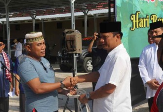 Kapolda Kalteng saat menyerahkan secara simbolis hewan qurban 