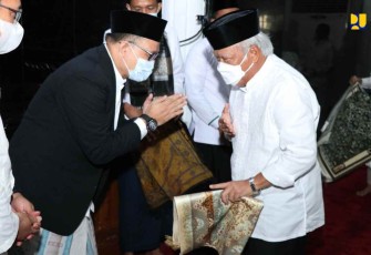 Menteri Basuki saat salat Idul Adha di Masjid As Salam