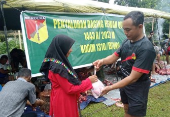 Dandim 1310/Bitung saat menyerahkan daging Qurban kepada warga yang kurang mampu.