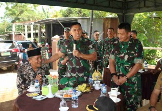 Penyerahkan Hewan Kurban Pangdam XIV/Hsn