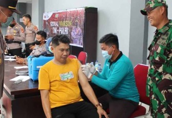 Dandim PPU saat mendampingi warga vaksinasi booster