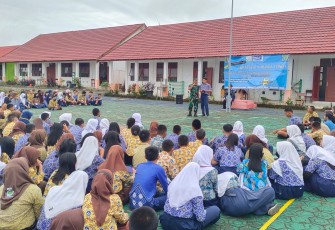 Anggota Kodim 1013 memberikan wasbang siswa MPLS