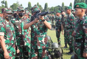 Pangdam V Brawijaya saat mencoba senjata 