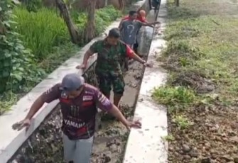 Berjibaku bersihkan selokan bersama warga binaan