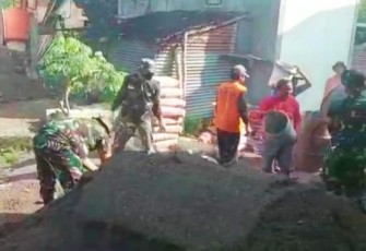 Gotong royong membangun gedung TPA di wilayah binaan