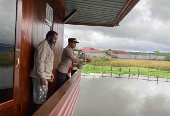 Silaturahmi bersama tokoh masyarakat sambil memberikan pakan ikan