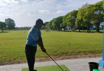 Danlanud Maimun Saleh saat berolahraga golf
